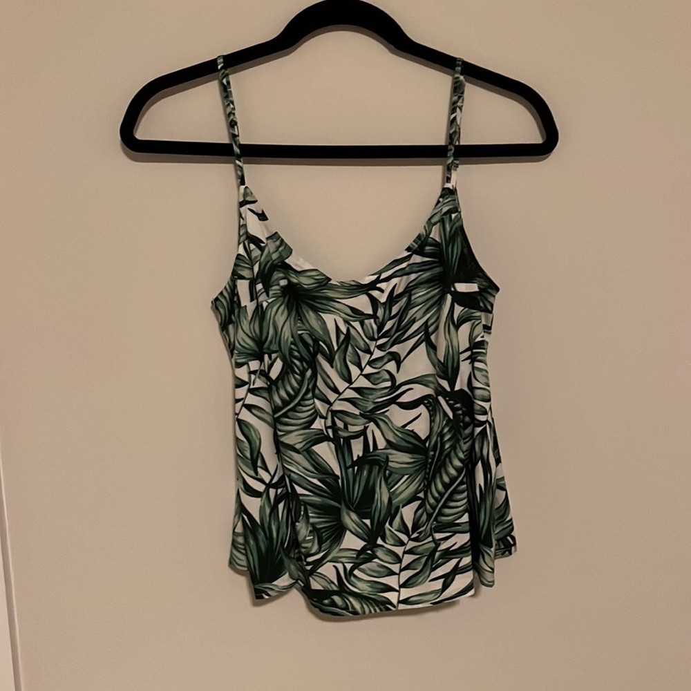 Small leaf-patterned tank top